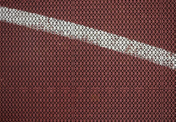 バスケットボールコートライン 白い線で茶色のフィールドゴム地へのトップビュー — ストック写真