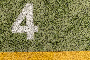 Okul bahçesinde seksek. Numaralı seksek oyununun ayrıntıları. Çocuklar için yaz etkinlikleri. Dört numara..