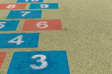 Okul bahçesinde seksek. Rakamlarla seksek oynamak. Çocuklar için yaz etkinlikleri.