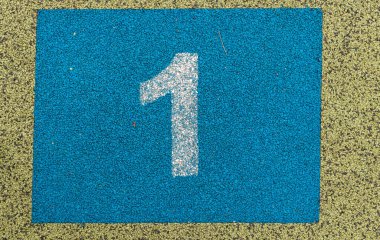 Okul bahçesinde seksek. Numaralı seksek oyununun ayrıntıları. Çocuklar için yaz etkinlikleri. Bir numara..