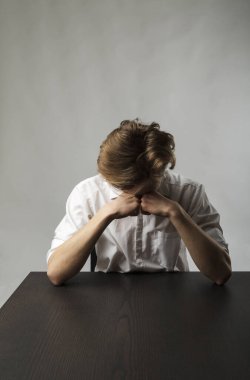 Yorgun genç adam. Hayal kırıklığı, fazla mesai ve yorgunluk konsepti. Kendimi kötü hissediyorum. Kötü durumda ve sağlıksız..