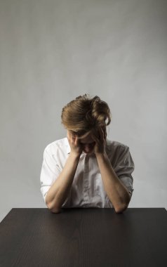 Yorgun genç adam. Hayal kırıklığı, fazla mesai ve yorgunluk konsepti. Kendimi kötü hissediyorum. Kötü durumda ve sağlıksız..