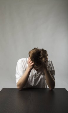 Yorgun genç adam. Hayal kırıklığı, fazla mesai ve yorgunluk konsepti. Kendimi kötü hissediyorum. Kötü durumda ve sağlıksız..