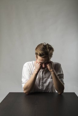 Yorgun genç adam. Hayal kırıklığı, fazla mesai ve yorgunluk konsepti. Kendimi kötü hissediyorum. Kötü durumda ve sağlıksız..