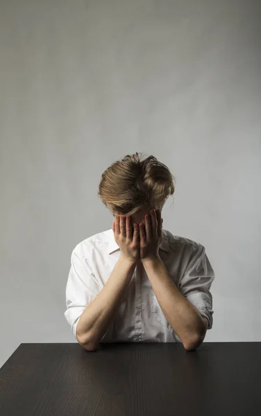 Müder Junger Mann Frust Überstunden Und Müdigkeit Fühlt Sich Unwohl — Stockfoto