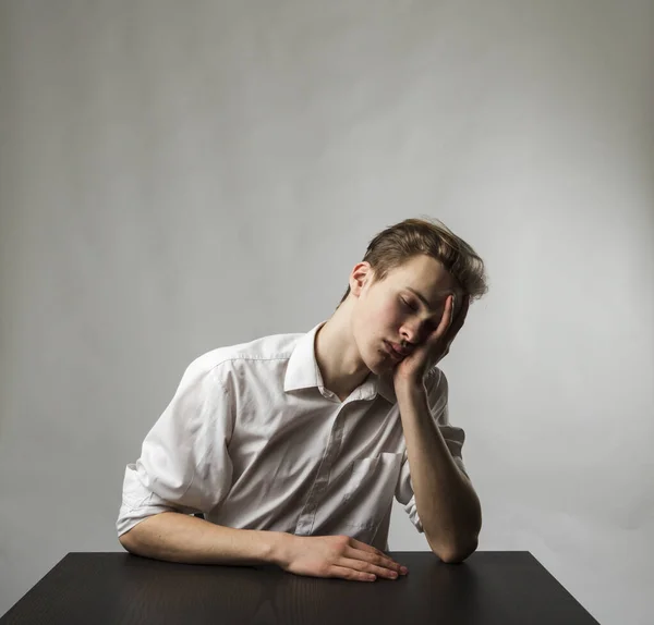 Müder Junger Mann Frust Überstunden Und Müdigkeit Fühlt Sich Unwohl — Stockfoto