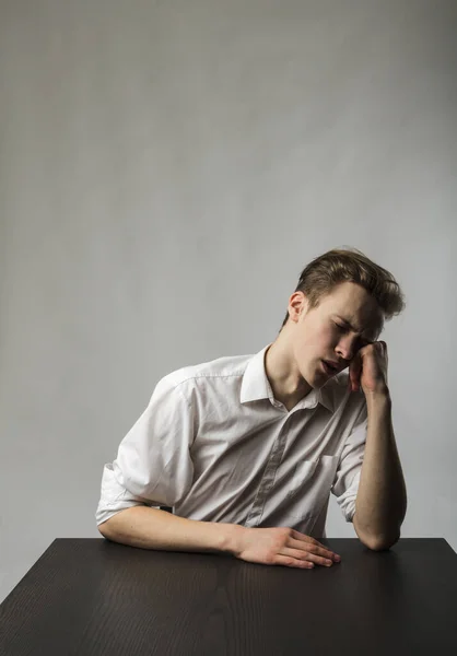 Müder Junger Mann Frust Überstunden Und Müdigkeit Fühlt Sich Unwohl — Stockfoto