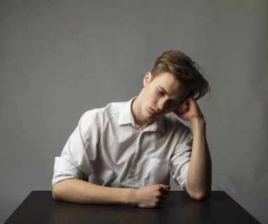 Yorgun genç adam. Hayal kırıklığı, fazla mesai ve yorgunluk konsepti. Kendimi kötü hissediyorum. Kötü durumda ve sağlıksız..