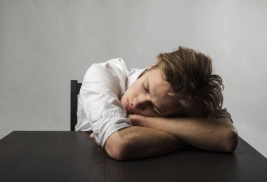 Yorgun genç adam. Hayal kırıklığı, fazla mesai ve yorgunluk konsepti. Kendimi kötü hissediyorum. Kötü durumda ve sağlıksız..