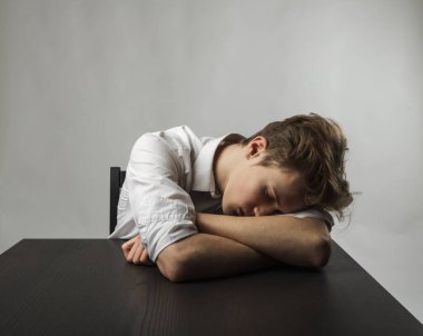 Yorgun genç adam. Hayal kırıklığı, fazla mesai ve yorgunluk konsepti. Kendimi kötü hissediyorum. Kötü durumda ve sağlıksız..