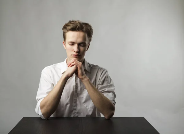 Trött Ung Man Ber Bön Och Trötthet Koncept Kvällsbön — Stockfoto