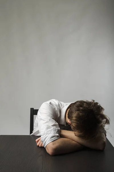 Müder Junger Mann Frust Überstunden Und Müdigkeit Fühlt Sich Unwohl — Stockfoto