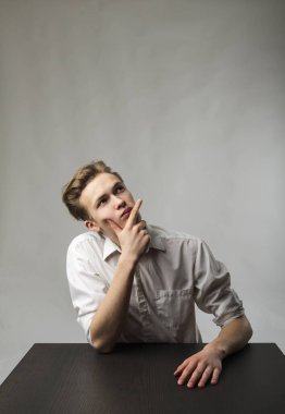 Beyazlı genç adam şüphe ve tereddütlerle doludur. Şüphe ve hayal konsepti.