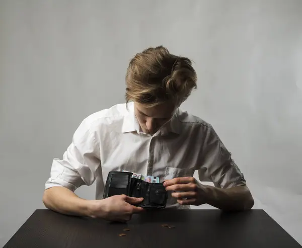 Junger Mann Weiß Und Geldbörse Mit Zwanzig Euro Finanzsicherheitskonzept — Stockfoto