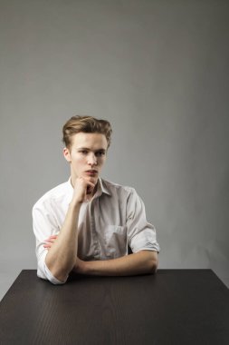 Beyazlı genç adam şüphe ve tereddütlerle doludur. Şüphe ve rüya kavramı. Ciddi adam..