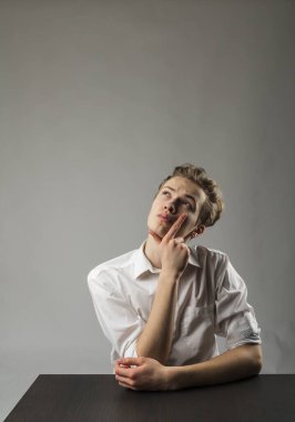 Beyazlı genç adam şüphe ve tereddütlerle doludur. Şüphe ve hayal konsepti.