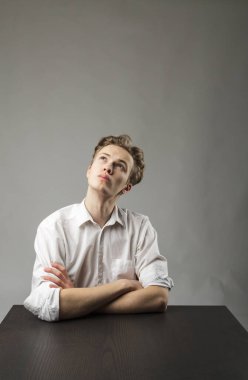 Beyazlı genç adam şüphe ve tereddütlerle doludur. Şüphe ve hayal konsepti.