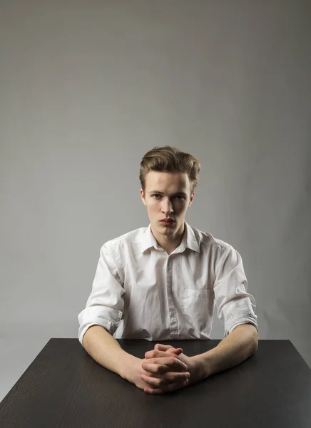 Beyazlı Genç Adam Şüphe Tereddütlerle Doludur Şüphe Rüya Kavramı Ciddi — Stok fotoğraf