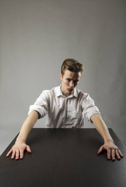 Beyazlı genç adam. Ciddi adam..