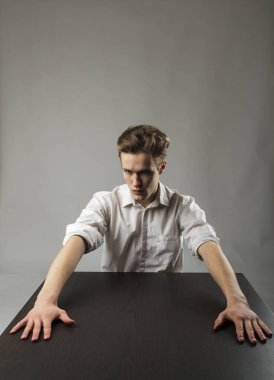 Beyazlı genç adam. Ciddi adam..