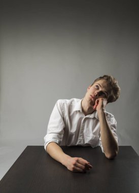 Beyazlı genç adam şüphe ve tereddütlerle doludur. Şüphe ve rüya kavramı. Hayalperest.