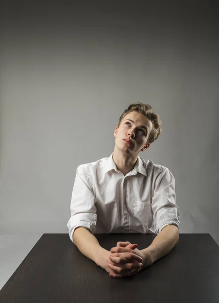 Junger Mann Weiß Ist Voller Zweifel Und Zögern Gebet Und — Stockfoto