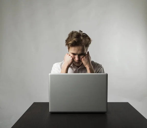 Jovem Frustrado Com Laptop Homem Branco Usando Laptop Para Navegar — Fotografia de Stock