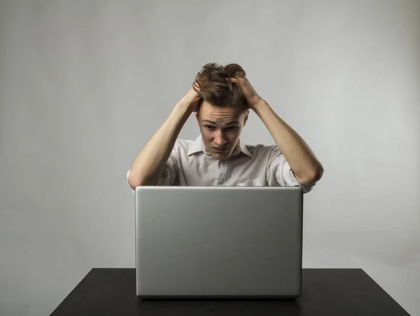 Frustrerad Ung Man Med Laptop Mannen Vitt Lider Huvudvärk Uttryck — Stockfoto