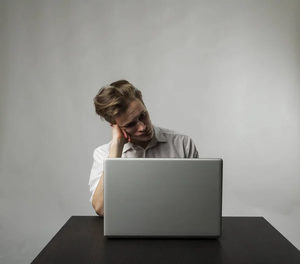 Gefrustreerde Jongeman Met Laptop Uitdrukkingen Gevoelens Stemmingen Leren Werken Thuis — Stockfoto