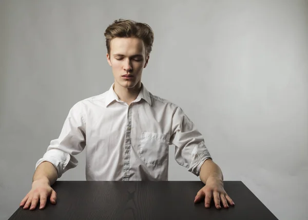 Beyazlı Genç Oturuyor Masada Oturan Ciddi Bir Adam Dua Yorgunluk — Stok fotoğraf