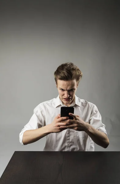 Jongeman Aan Telefoon Communicatie Woede — Stockfoto