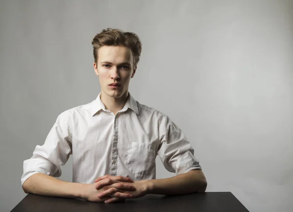 Junger Mann Weiß Sitzt Ernsthafter Mann Sitzt Tisch — Stockfoto