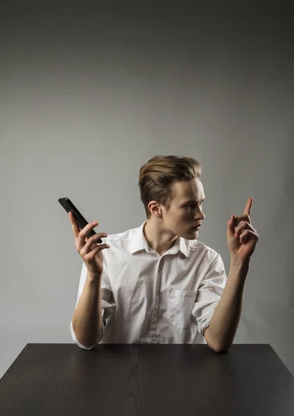Ung Man Vitt Med Hjälp Smartphone Internetkorrespondens Kommunikation Internet — Stockfoto