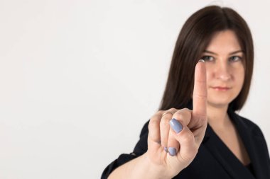 Sanal düğmeye mavi elbiseli genç kadın basıyor. Teknoloji.