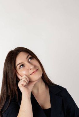 Şüpheler ve tereddütlerle dolu mavi elbiseli genç kadın. Bir sorunu çözen kadın. Yukarı bakıyorum..