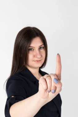 Sanal düğmeye mavi elbiseli genç kadın basıyor. Teknoloji.