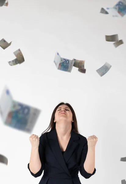Sevinçliyim Mavi Elbiseli Düşen Euro Banknotları Olan Bir Kadın Başarı — Stok fotoğraf
