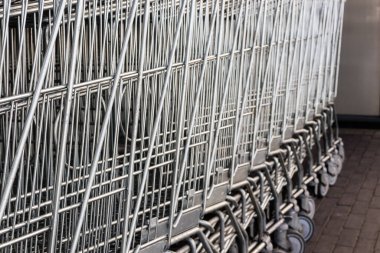 Tramvaylar. Süpermarketin yakınındaki alışveriş arabaları ve alışveriş arabaları..