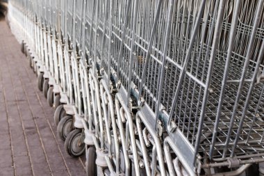 Tramvaylar. Süpermarketin yakınındaki alışveriş arabaları ve alışveriş arabaları..