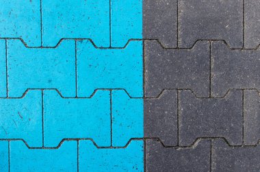 Park yeri. Engelliler için park yeri. Arka plan olarak tuğla zeminde mavi boya. Doku.