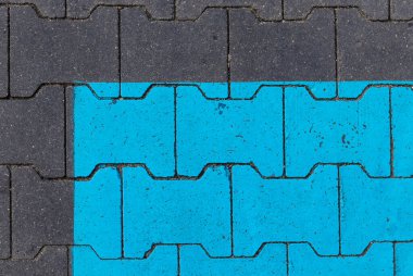 Park yeri. Engelliler için park yeri. Arka plan olarak tuğla zeminde mavi boya. Doku.
