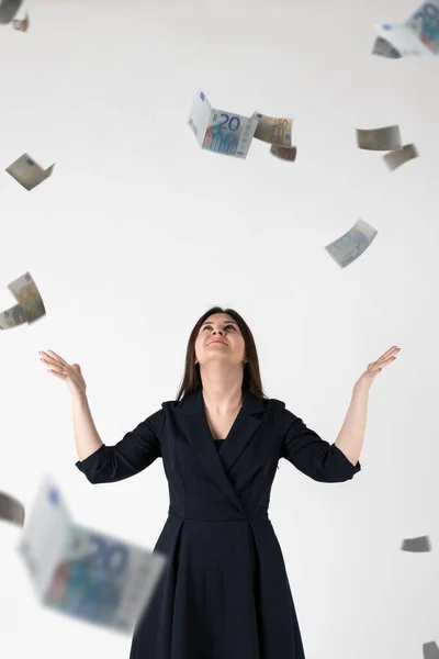 Sevinçliyim Mavi Elbiseli Düşen Euro Banknotları Olan Bir Kadın Başarı — Stok fotoğraf