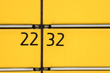 Posta kutusu. Kiralık sarı posta kutusu. Alıcının alabileceği paketler için posta kutusu dolapları. İstasyonu paketle.