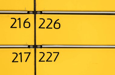 Posta kutusu. Kiralık sarı posta kutusu. Alıcının alabileceği paketler için posta kutusu dolapları. İstasyonu paketle.