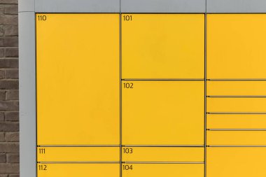 Posta kutusu. Kiralık sarı posta kutusu. Alıcının alabileceği paketler için posta kutusu dolapları. İstasyonu paketle.