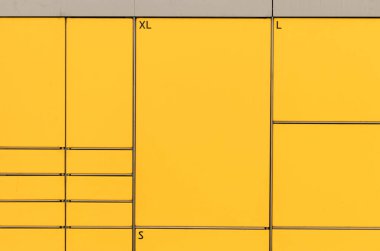 Posta kutusu. Kiralık sarı posta kutusu. Alıcının alabileceği paketler için posta kutusu dolapları. İstasyonu paketle.