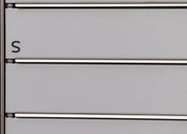 Posta kutusu. Kiralık gri posta kutusu. Alıcının alabileceği paketler için posta kutusu dolapları. İstasyonu paketle.