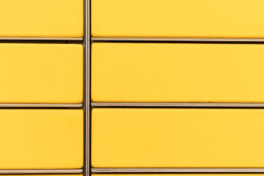 Posta kutusu. Kiralık sarı posta kutusu. Alıcının alabileceği paketler için posta kutusu dolapları. İstasyonu paketle.