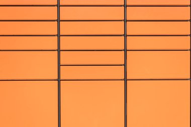 Posta kutusu. Kiralık turuncu posta kutusu. Alıcının alabileceği paketler için posta kutusu dolapları. İstasyonu paketle.