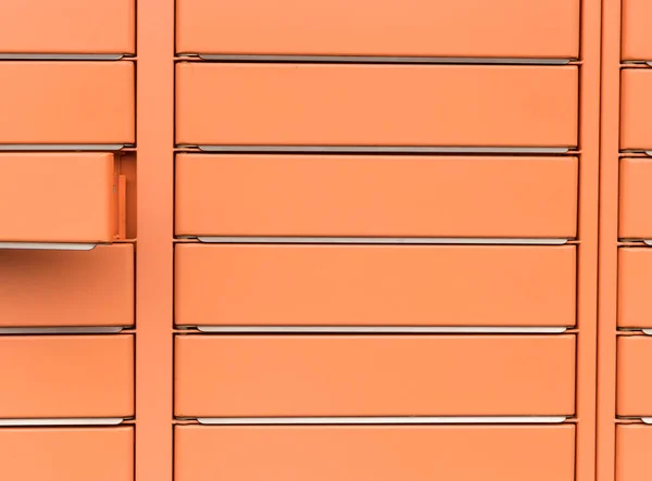 邮政信箱 门是开着的 橙色邮筒的租金 邮筒储物柜 装包裹 收件人可在那里取走 — 图库照片